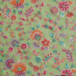 Tela premium con estampado y bordado, un textil moderno diseñado para colecciones de moda y prendas elegantes. Esta tela... - Product Image 5