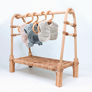 Percheros de mimbre tejido para ropa de muñecas, adorables percheros pequeños para vestidos de muñecas y ropa de juguete. - Product Image 6