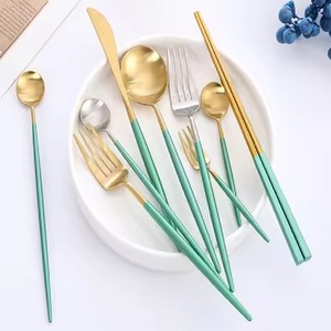 ชุดช้อนส้อมทองคำพร้อมด้ามจับสีชมพู ปลอดภัยสำหรับเครื่องล้างจาน ชุดอาหารสำหรับงานแต่งงาน ดีไซน์หรูหรา สไตล์มินิมอล ช้อนส้อมโลหะ - Product Image 5