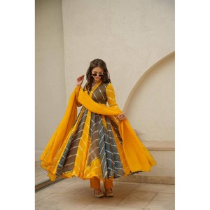 BAS DE ROBE DE TRAVAIL À IMPRIMÉ NUMÉRIQUE EN SOIE TABBY ATTRACTIF AVEC DUPATTA JAUNE - Product Image 1