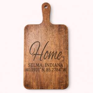 Planche à découper personnalisée pour la cuisine avec poignée, design gravé, finition lisse, surface durable, parfaite pour la préparation, le service et la décoration - Product Image 1