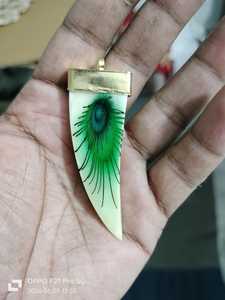 Colgantes de hueso hechos a mano con detalles tallados únicos para la creación de joyas, accesorios de moda, manualidades y colecciones artesanales. - Product Image 5