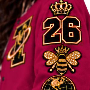 Veste universitaire rouge framboise pour femme, avec patch brodé, style bomber de baseball, manches longues, streetwear, style universitaire, vêtement d'extérieur décontracté - Product Image 6