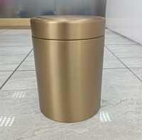 Poubelle à bascule dorée compacte en acier inoxydable, idéale pour la salle de bain, la cuisine et le bureau, fabriquée à la main en Inde