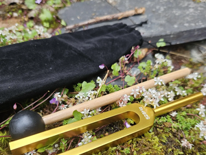 Diapason de méditation 528 Hz pour la thérapie sonore des chakras et marteau dans une boîte en bois (COFFRET CADEAU) - Product Image 5