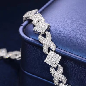 Colgantes y Dijes de Joyería Fina con Diseño de Cruz Cuadrada Iced, Plata 925 y Moissanita, Collar de Moda Urbana - Product Image 1