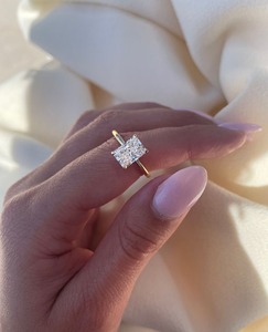 แหวนหมั้นเพชรเรืองแสงยาว14K สีเหลืองทองรัศมีที่ซ่อนอยู่ได้รับการรับรองจากผู้ผลิตทองที่เรียบง่าย3.30 CT - Product Image 1