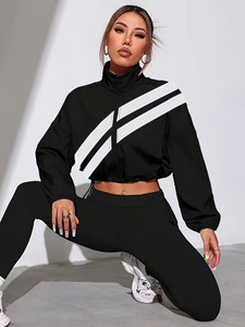 Vêtements de sport pour femmes, ensemble coordonné avec panneaux en chevron |   Ensemble de course et d'entraînement 2 pièces en tissu froissé avec leggings de compression - Product Image 2