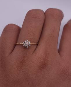 Anillo de Diamantes Cultivados en Laboratorio de 0.21 CT en Oro de 18K |   Anillo de Boda con Elegante Diseño Floral, Certificado por IGI |   Joyería nupcial de moda - Product Image 1