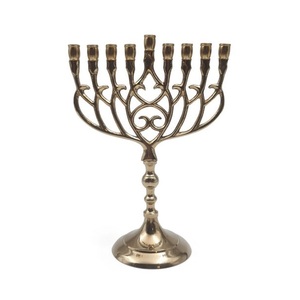 Candelabro de Latón con Acabado Antiguo, Candelabro Menorah de Latón de 9 Brazos con Diseño de Granada - Product Image 2