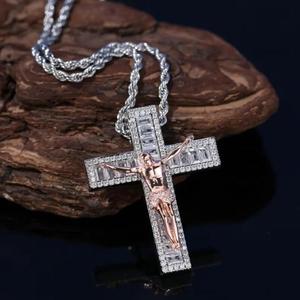 Collar con Colgante de Cruz de Jesús con Diamantes Cultivados en Laboratorio con Corte Esmeralda, Estilo Hip Hop, para Hombres y Mujeres, y Regalo de Joyería Fina para Ella - Product Image 3