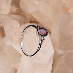 Vente en gros de bagues en argent sterling 925 avec rubis ovales naturels et diamants sertis en clos, trois pierres, Memoria Jewels - Product Image 4
