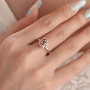 แหวนหมั้นเพชรเม็ดเดี่ยวทรงยาว 2.5 กะรัต สีน้ำตาล ผลิตในห้องปฏิบัติการ ดีไซน์แบบ Old Mine Cut ตัวเรือนทอง 14K ประดับเพชรทรง Cushion แบบโบราณ - Product Image 1