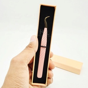 Pince à épiler pour cils en acier inoxydable avec pointe en plasma doré / couleur rose clair, finition poudrée / Pince à épiler individuelle, emballage en boîte cartonnée nude - Product Image 2