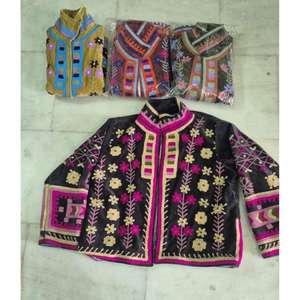 Chaqueta de Invierno de Terciopelo Suzani Hecha a Mano por Lavinas, Abrigo Bordado Boho Reversible, Prenda Exterior de Lujo Vintage para Mujer - Product Image 1