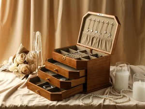 Boîte à bijoux décorative en bois fait main avec incrustation de nacre, motif floral gravé, design moderne et luxueux, organiseur de rangement pour accessoires - Product Image 1