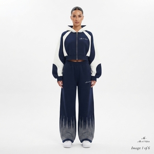 Conjunto Deportivo Personalizado para Mujer, Sudadera con Cremallera y Paneles en Contraste Azul Marino y Blanco, Pantalones Deportivos con Pedrería, Venta al Por Mayor OEM - Product Image 1