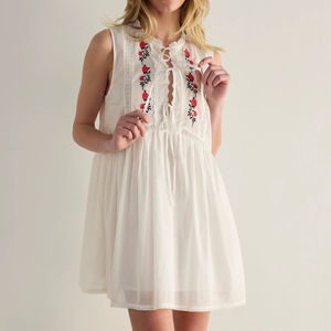 เดรสยาวสีขาวแขนกุด คอจีน ผ้าฝ้ายย้อมสีธรรมชาติ ซักได้ เป็นมิตรกับสิ่งแวดล้อม สไตล์ลำลองสำหรับฤดูร้อน - Product Image 1