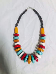 Découvrez notre collier en résine artisanal un mélange parfait d'art et d'élégance. Fabriqué avec une haute qualité - Product Image 6