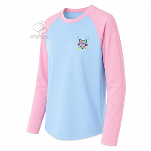 Camiseta Raglán Gamma Phi Delta para Mujer, Bordada, Casual, Rosa y Azul en Contraste, Manga Larga, con Escudo Bordado y Bloques de Color - Product Image 2