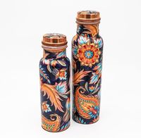 Bouteille en cuivre de qualité supérieure pour l'hydratation quotidienne, réutilisable, d'inspiration traditionnelle, avec une finition métallique élégante