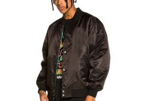 Chaqueta Varsity Roja de Satén para Hombre, Corte Regular, Cuello Alto, Cierre de Botones Cubiertos, Color Sólido, Estilo Casual, Bordado Invernal, Envío Rápido - Product Image 2