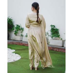 Conjunto de Traje Dorado Satinado en Talla XS, Tono Sepia, Conjunto Elegante - Product Image 2