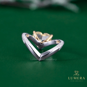Anillo Romántico con Diamante Amarillo Corte Corazón, Certificado IGI, Diseño en Oro de Dos Tonos con Micro Pavé de Diamantes - Product Image 3