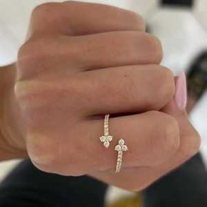 Bagues empilables Trilogy Crossover en or massif 14 carats avec diamant de laboratoire taille ronde solitaire serti à griffes, style demi-bague minimaliste et élégant - Product Image 2
