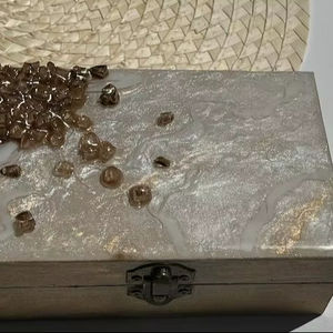 Boîte à bijoux en résine géode faite à la main, design rectangulaire moderne et luxueux pour le rangement dans le salon - Product Image 1