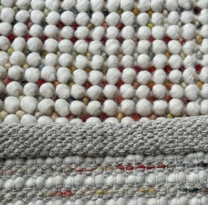 Alfombra de Diseño Abstracto con Textura de Guijarros, Tejida a Mano, Color Marfil, Sensación de Lana Natural, Ecológica, Antideslizante, Diseño Minimalista para un Ambiente Moderno y Acogedor - Product Image 1