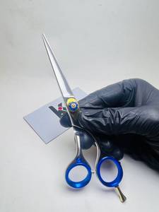 กรรไกรตัดผมมือขวา KAAMIR INSTRUMENTS รุ่น Professional Custom Sharp ทำจากเหล็กกล้าไร้สนิม ขนาด 4.5 นิ้ว ด้ามจับขนาดกลาง น้ำหนักเบา - Product Image 3