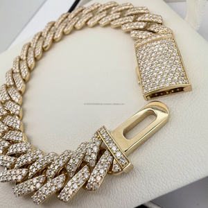 Bracelet en moissanite style chaîne cubaine glacée avec maillons larges entrelacés, finition haute brillance et fermoir rectangulaire sécurisé - Product Image 1