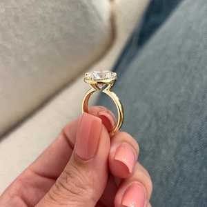 Bague de fiançailles en or jaune 14 carats de style géorgien, sertie de diamants de laboratoire ronds de 5 carats, style vintage, certifiée IGI - Product Image 6