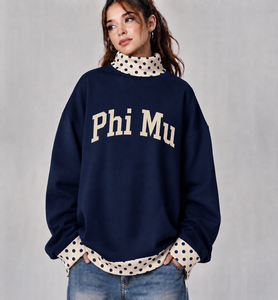 เสื้อสเวตเชิ้ตคอกลมแบบมีปก ยี่ห้อ Phi Mu สำหรับผู้หญิง ผู้ชาย และทุกเพศ  แบบ Unisex  เหมาะสำหรับวิทยาลัย มหาวิทยาลัย  ชุดนักศึกษา  ปักอักษร Chenille - Product Image 1