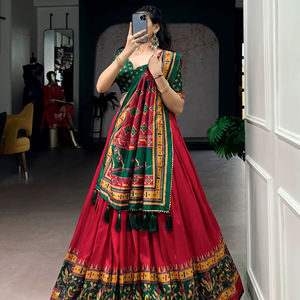 Lehenga Choli de Seda de Diseño con Dupatta Estampada Brillante - Product Image 3