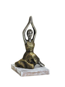 Porte-bougie en aluminium en forme de figurine de yoga - Statue de femme zen en or antique sur socle en bois pour salle de méditation et décoration spirituelle de la maison - Product Image 3