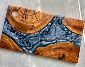 Plateau artisanal de haute qualité en bois et résine avec motif vague océanique pour servir des aliments et des boissons - Product Image 4