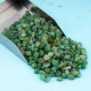 Pierre précieuse brute de tsavorite verte naturelle pour la fabrication de bijoux, cristal brut, pierre en vrac, haute qualité - Product Image 5