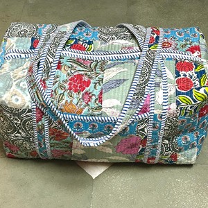 Bolsa de lona hecha a mano con estampado floral azul, de gran capacidad, para viaje, para mujer, material textil, cierre con cremallera. - Product Image 3