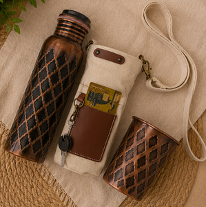 Botella de Cobre Oscuro Premium Heritage con Funda de Lona, Ecológica, Portátil, Multiusos, para el Hogar, con Tapas y Posavasos - Product Image 1