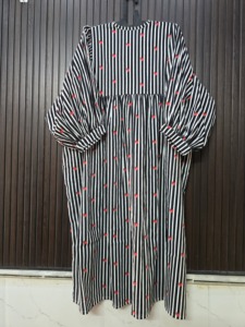 Robe courte trapèze à manches longues pour femme, motif cœurs rayés noir et blanc, col noué, poignets à volants - Product Image 2