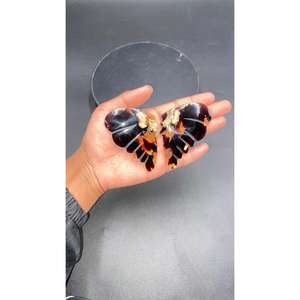 Pierre semi-précieuse sculptée en forme de papillon en ambre naturel pour la fabrication de bijoux et l'usage décoratif - Product Image 4