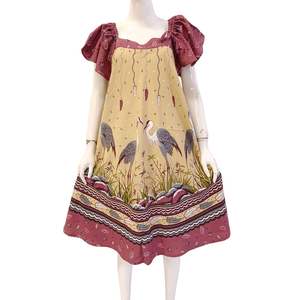 Vestidos de noche/formales asimétricos de largo hasta el suelo para mujer, con mangas con volantes y capa, hechos de tela 100% rayón Chrysanta - Product Image 6