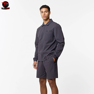 Conjunto deportivo unisex ligero de chaqueta y pantalones cortos con cremallera, cuello tipo pullover, dos bolsillos, ropa deportiva informal, conjunto de pantalones cortos de nailon. - Product Image 1