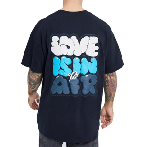 Camiseta Oversize para Hombre con Estampado 'Love Is In The Air' en la Espalda, Estilo Urbano, Manga Corta, Cuello Redondo, Algodón Jersey - Product Image 1