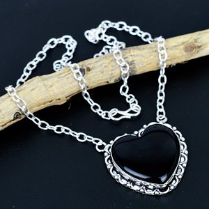 Colgante de cadena con forma de corazón de ónix negro: Collar de joyería de diseño hecho a mano en plata de ley 925 - Product Image 1