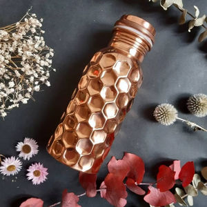 Botella de cobre diseñada para mejorar la experiencia de beber, con un acabado suave al tacto y una apariencia artesanal de primera calidad. - Product Image 1