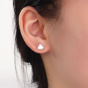 Boucles d'oreilles clous en diamant taillé en triangle, très populaires et élégantes, couleur DEF, clarté VVS, or jaune 14 carats, diamants de laboratoire - Product Image 4