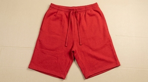 Shorts unis de couleur rouge à taille élastique, coupe régulière unisexe, à porter en toutes saisons - Product Image 1